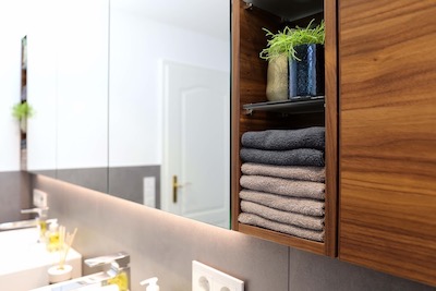 Nahaufnahme eines Badschranks mit Spiegelfront