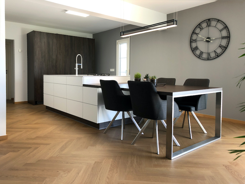 Kücheninsel weiß lackiert mit anschließendem Essbereich